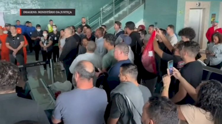Brasileiros deportados dos EUA cantam o hino nacional após retirada de algemas