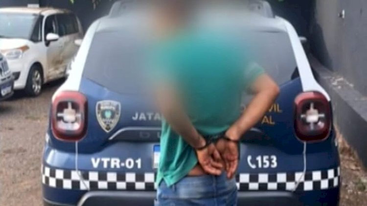 Em Goiás: Motorista é preso por embriaguez ao volante após dormir com carro ligado no meio da rua