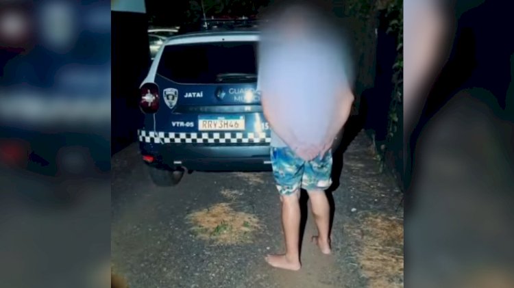 Em Goiás: Motorista bêbado é detido após parar carro no meio da rua para dormir