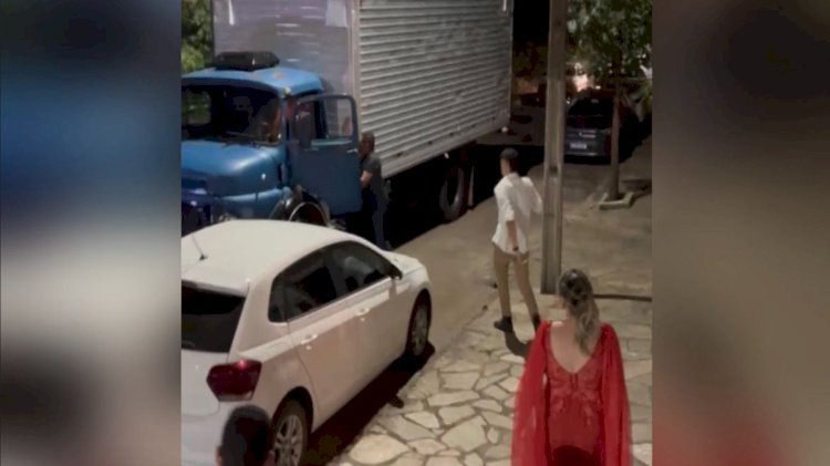 Motorista de caminhão causa pânico ao arrastar carros durante casamento em Anápolis