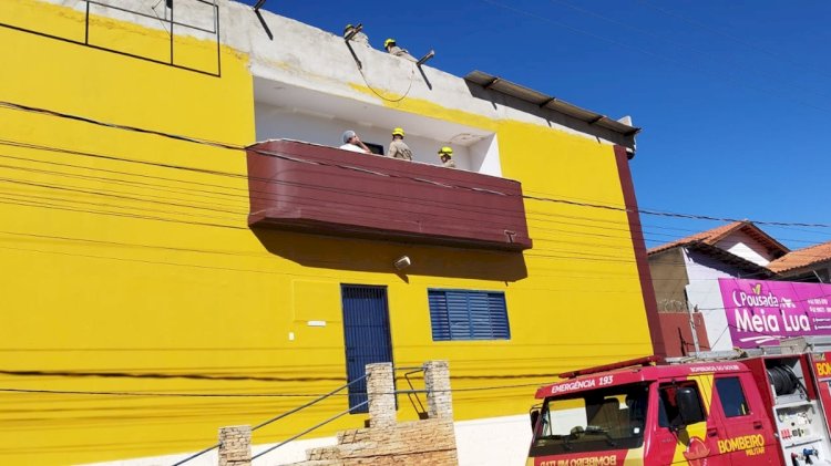 Dupla toma choque elétrico em edificação de Pirenópolis e precisa de resgate