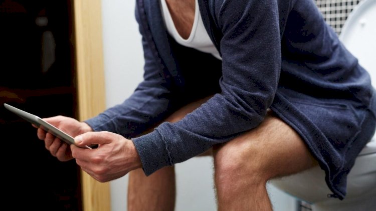 Usar o celular no banheiro pode te deixar doente; entenda