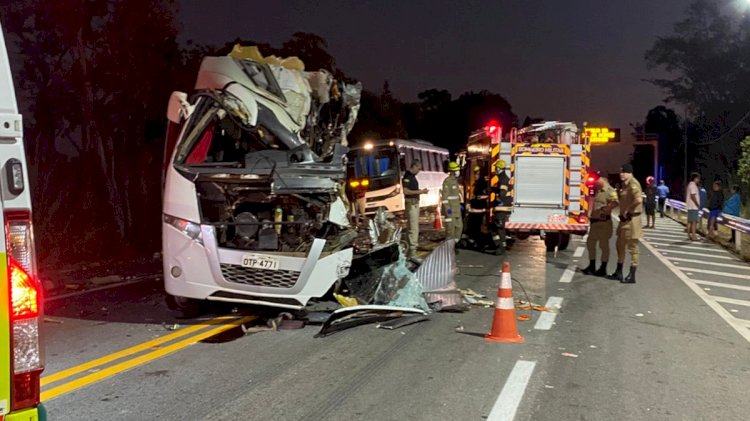 Acidente envolvendo 3 veículos deixa ao menos 6 mortos em Goiás