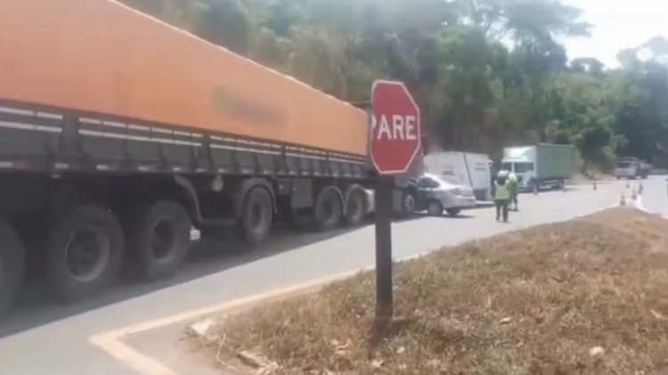 Mulher morre após carro ser atingido por caminhão na BR-414 em Corumbá de Goiás
