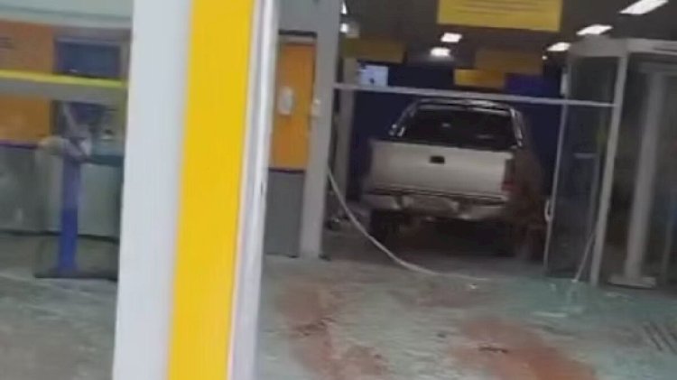 Em Goias: Idoso perde controle de caminhonete e invade agência bancária
