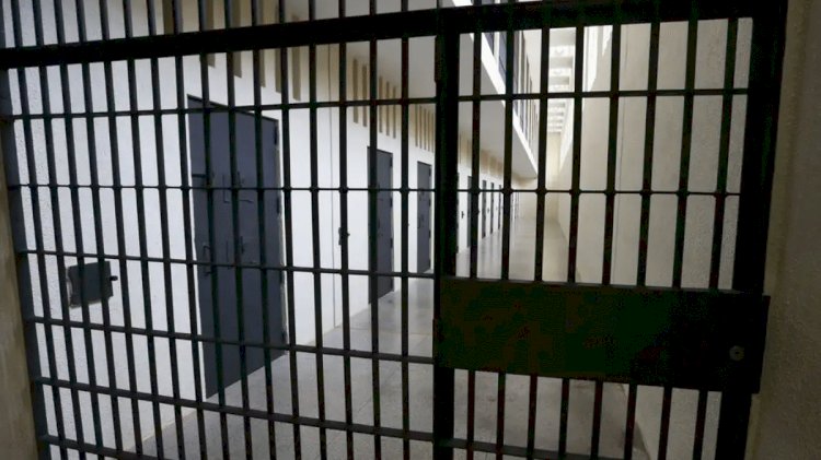 Policial é acusado de forçar cinco presos a fazer sexo com ele na cadeia