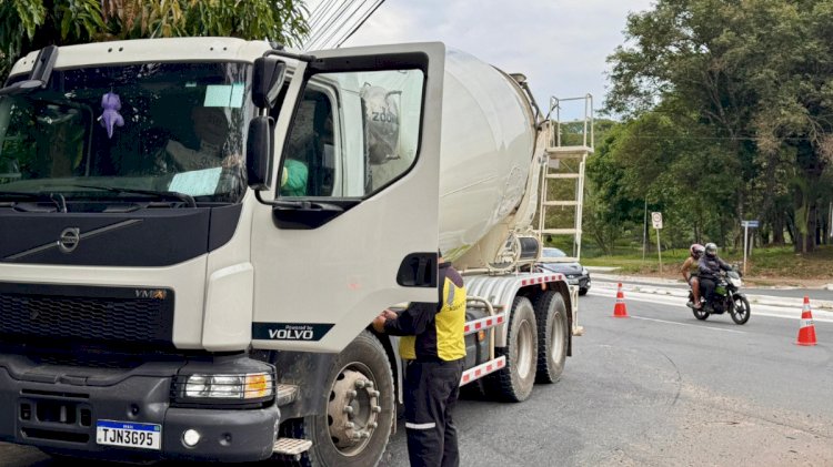Operação multa veículos com excesso de carga para preservar asfalto em Goiânia
