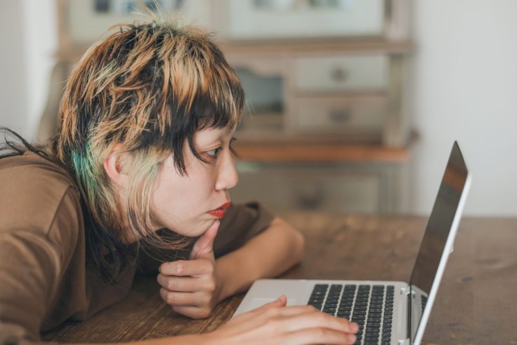 Desempregada e morando com os pais, Geração Z causa rombo de US$ 12 bi no consumo