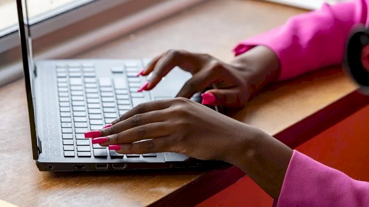 Mulheres ganham 42% menos que homens em Goiás, revela relatório do IBGE