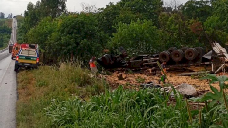 Caminhão carregado com milho tomba e deixa uma pessoa morta na GO-174, em Rio Verde