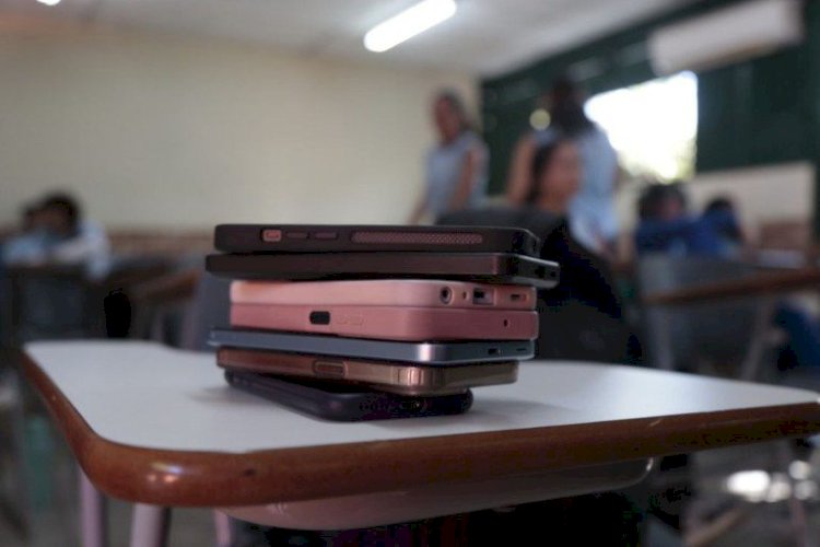 Governo do Brasil realizará pesquisa sobre restrição de celulares nas escolas