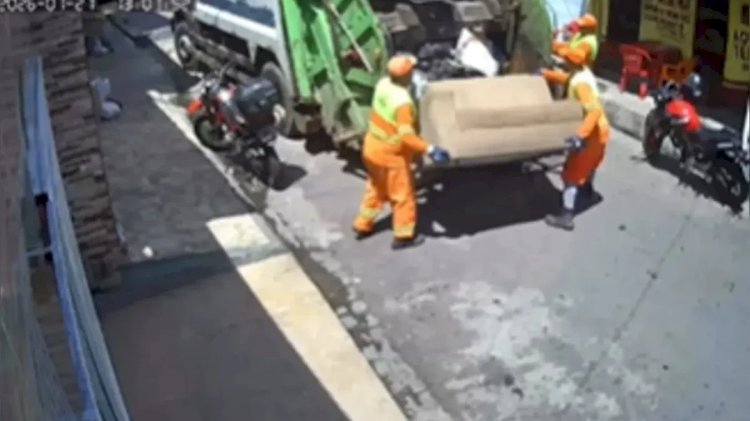 Mulher deixa sofá secando na porta e móvel é levado por garis; veja o desfecho da história