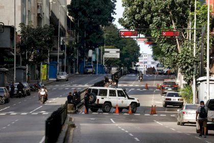 Venezuelanos conversam em códigos por medo de terem celulares revistados