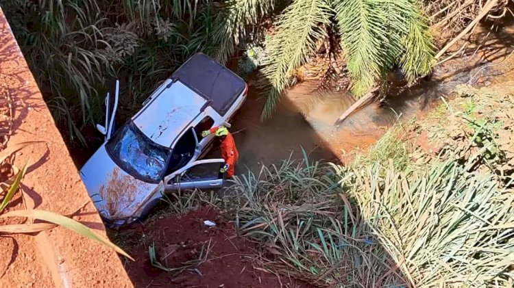 Motorista sobrevive após carro cair de ponte de 20 metros na GO-438, no Vale do São Patrício