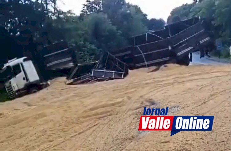 Carreta carregada de soja, se envolve em acidente na BR-153, próximo ao posto Gaúcho em Jaraguá