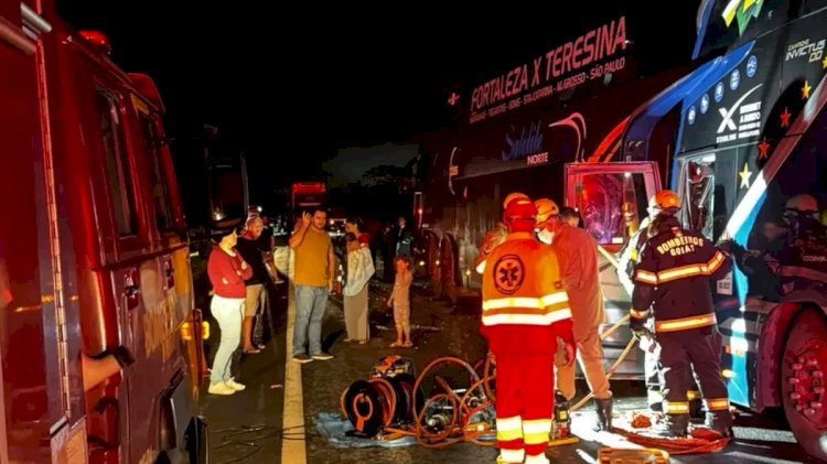 Acidente entre ônibus e carros deixa um morto na BR-153, em Campinorte