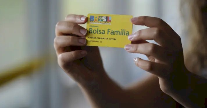 Bolsa Família supera emprego com carteira em 9 Estados