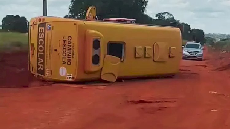 Ônibus com crianças tomba em Mozarlândia após meses de reclamação dos pais