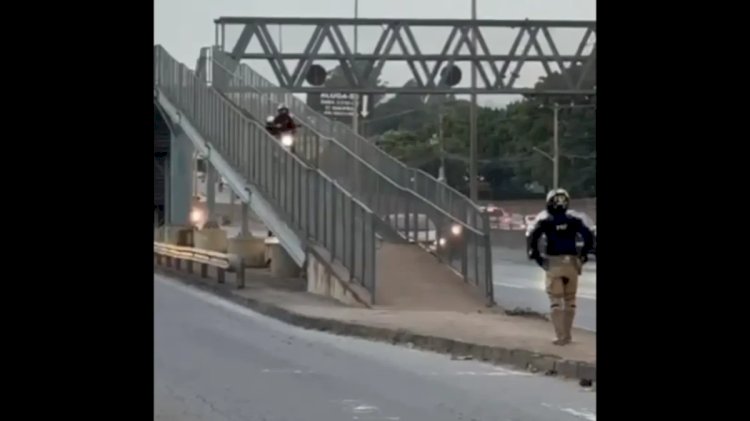 Motociclista é flagrado trafegando em passarela da BR-153, em Goiânia