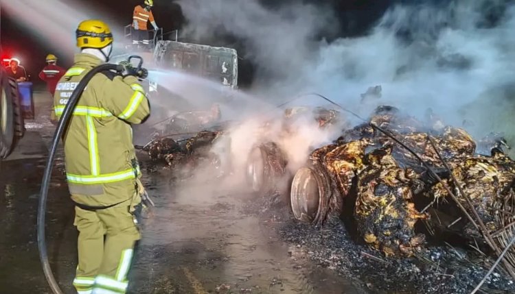 Em Goiás: Caminhão boiadeiro pega fogo na GO-112 e 53 bezerros morrem carbonizados
