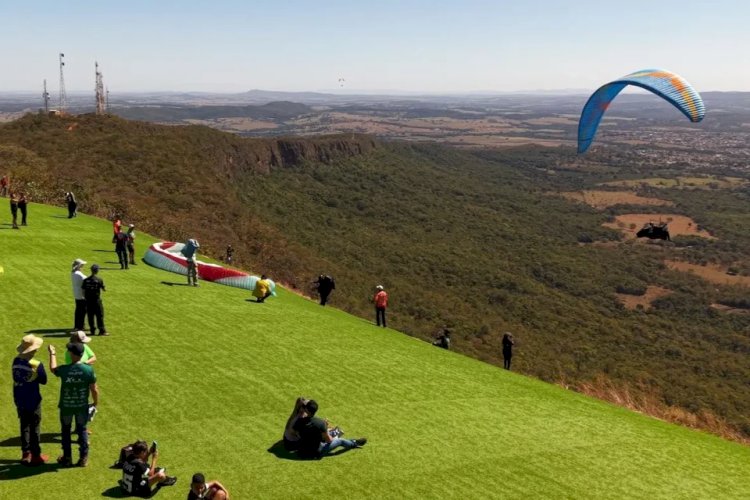 Quer voar de parapente? Visitantes podem fazer voos panorâmicos durante o XCerrado em Jaraguá