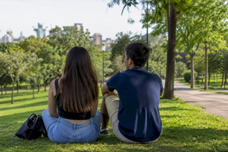 Jovens de Goiás adiam casamento e filhos; número de nascimentos é o menor da série histórica